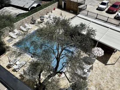 an overhead view of a swimming pool with a tree at Akhdar Apartments in Utjeha