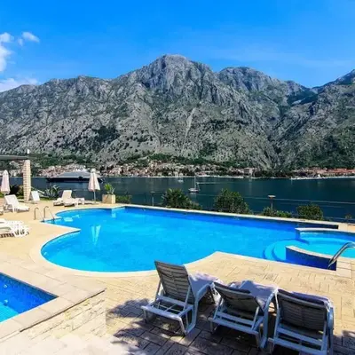 Sea view and pool! Brend new! Vista