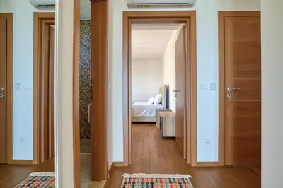 a hallway with a door leading to a bedroom at Vila Aria vista in Petrovac na Moru