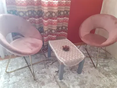 a couple of pink chairs and a small stool at Lepa Kata Centar in Podgorica