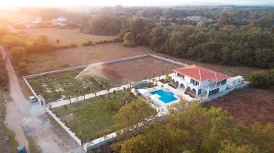 an aerial view of a house with a swimming pool at Villa 100 Palme in Ulcinj