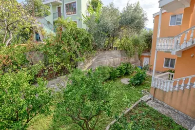 an overhead view of a yard between two buildings at Snežna Kraljica in Sutomore