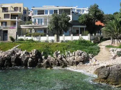 a house on a cliff next to a river at Villa Yukka in Utjeha
