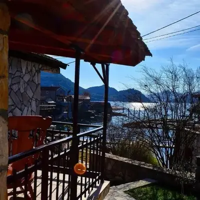 Lakeside oasis home Karuc