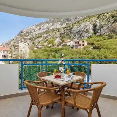 Apartment Hill with Free Garage Spot