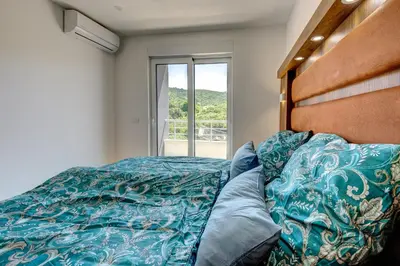 a bedroom with a bed and a window at Jana in Utjeha