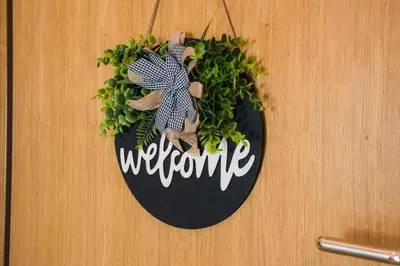 a sign that says welcome hanging on a door at Apartman Palma, Budva in Budva