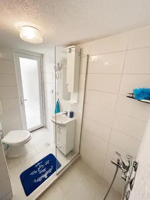 a bathroom with a toilet and a glass shower at Zinzula 2 in Bar