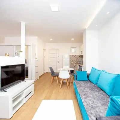 Newly refurnished apartment with large garden