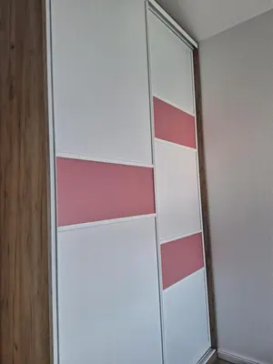 a white and pink partition in a room at Villa Bartula Lux in Rap