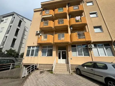 a building with a car parked in front of it at Apartment Saint Tropez Budva, Privatna garaža in Budva
