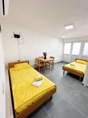 a room with two beds and a table at Zinzula 1 in Bar