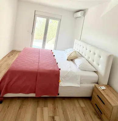 a bedroom with a large bed and a window at BonacaL&I in Bar
