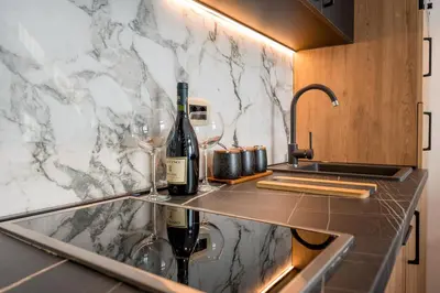 a kitchen counter with wine glasses and wine bottles at Appartement en Chêne in Kotor