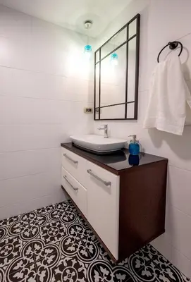 a bathroom with a sink and a mirror at Appartement en Chêne in Kotor