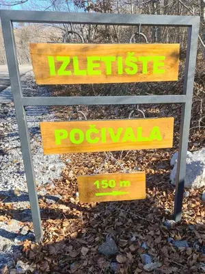 a sign that says zetissue polynale on it at Izletiste Pocivala in Podgorica