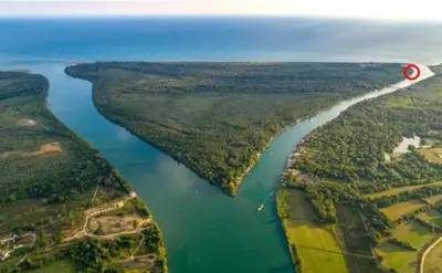 an aerial view of a river with a red marker at modernes Holzhaus, Cabin, auf dem Fluss, wenige Meter zum Meer in Ulcinj