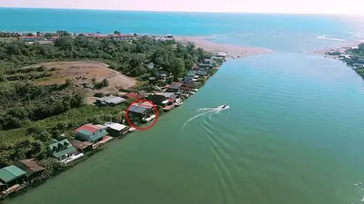 an aerial view of a boat in the water at modernes Holzhaus, Cabin, auf dem Fluss, wenige Meter zum Meer in Ulcinj