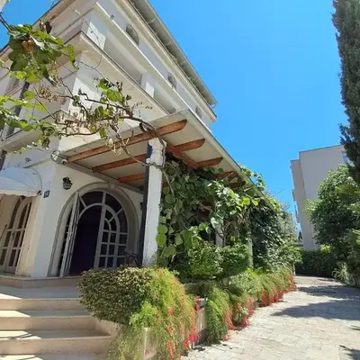 Villa Velzon Guesthouse