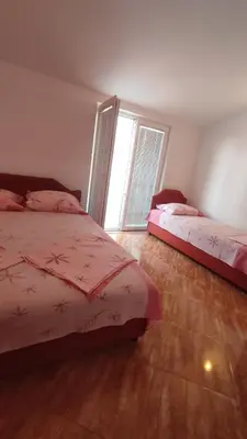 a bedroom with two beds and a window at Pravo mjesto za odmor in Bar