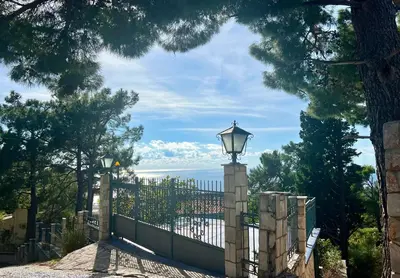 a street light in front of a fence with the ocean at Blue Sky Villa in Brca
