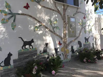 a wall with cats statues on the side of a house at Apartment Cats in Utjeha