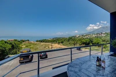a balcony with a table and a view of a road at Hamburg in Utjeha