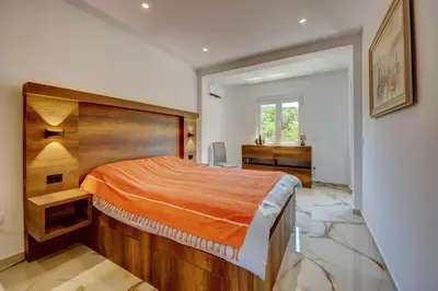 a bedroom with a bed and a desk in it at Hamburg in Utjeha