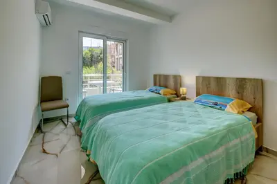 a bedroom with two beds and a window at Hamburg in Utjeha