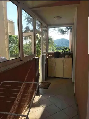 a room with a view of a kitchen with windows at Jednosoban apartman Anara Prijevor in Budva