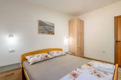 a bedroom with a bed in a room at Apartmani Sonja i Branko in Sutomore