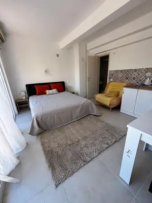 a bedroom with a large bed and a rug at Casa Verde in Boreti