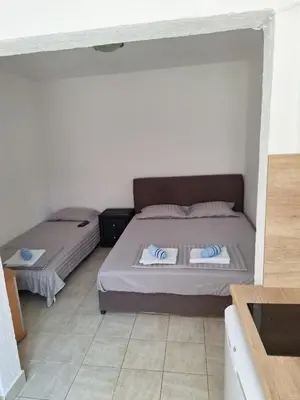 a bedroom with two beds in a room at Studio Apartman Kamenovo in Pržno