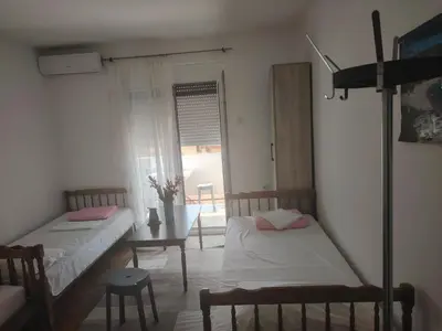 two beds in a room with a table and a window at Studio Dream III soba in Bar