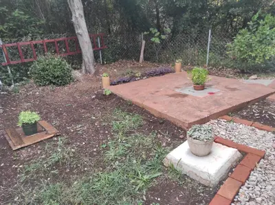 a wooden picnic table with two potted plants on it at Apartman sa sopstvenim dvoristem , pored mora in Bigovo