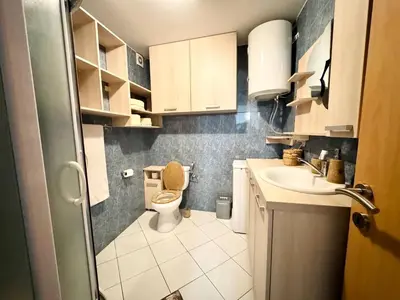 a small bathroom with a toilet and a sink at Şehir merkezi manzaralı modern in Podgorica
