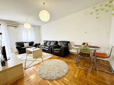 a living room with a couch and a table at Şehir merkezi manzaralı modern in Podgorica