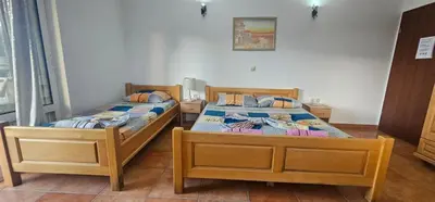 two twin beds in a room withthritisthritisthritisthritisthritisthritisthritisthritisthritis at OliveGarten Apartments in Ulcinj