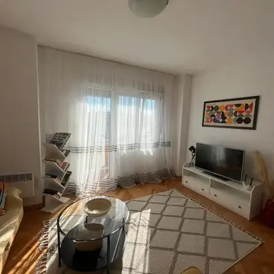 Cozy & Sunny 2-bedroom in best location in the city