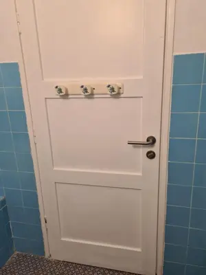 a white door with a handle in a bathroom at Casa-Cristiano in Sutomore