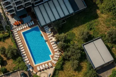 an overhead view of a swimming pool with loungers and a building at Apartment San Riviera in Bar