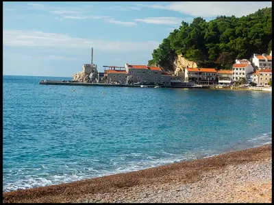 a town on the shore of a body of water at Villa VIktoria in Petrovac na Moru