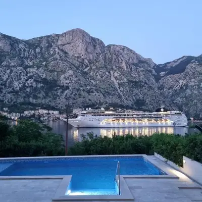 Sea view apartment with heated pool