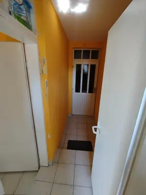 a hallway with a door and a tile floor at Aprtman 2 in Sutomore