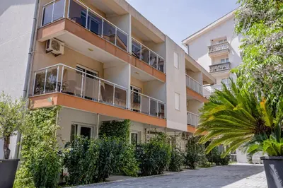 an apartment building with balconies and plants at Vanila Apartmani in Sutomore