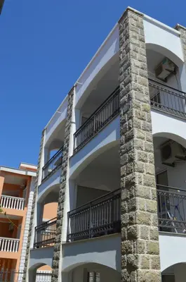 an apartment building with balconies and a blue sky at Apartment Folic Sutomore in Sutomore