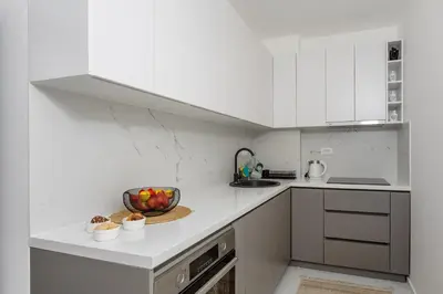 a white kitchen with a bowl of fruit on the counter at Alpha Mare in Bar