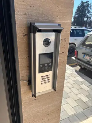 a parking meter sitting on the side of a building at Apartman Sofija in Ulcinj