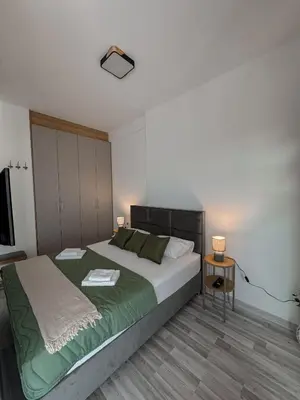 a bedroom with a large bed with a green blanket at Sal y Sol in Bar