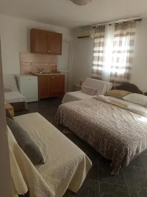 a room with two beds and a kitchen at Apartman aleksej in Kućišta